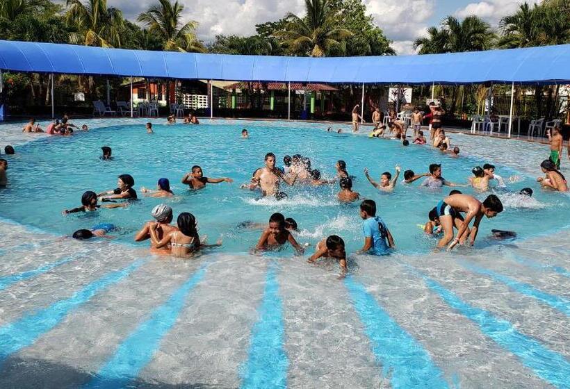 هتل Y Parque Turístico Navar City