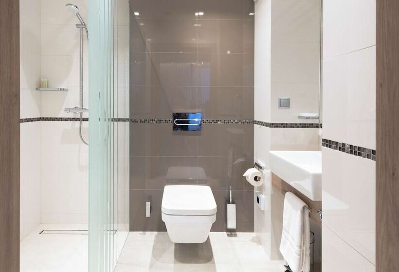 هتل Golden Tulip Warsaw Airport