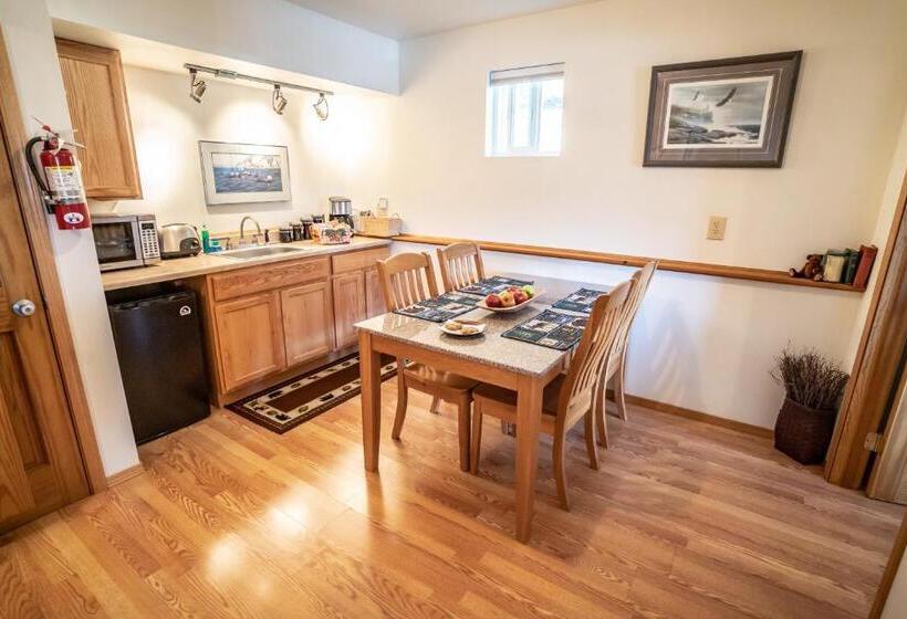 تختخواب و صبحانه Bears Den Alaska Lodging