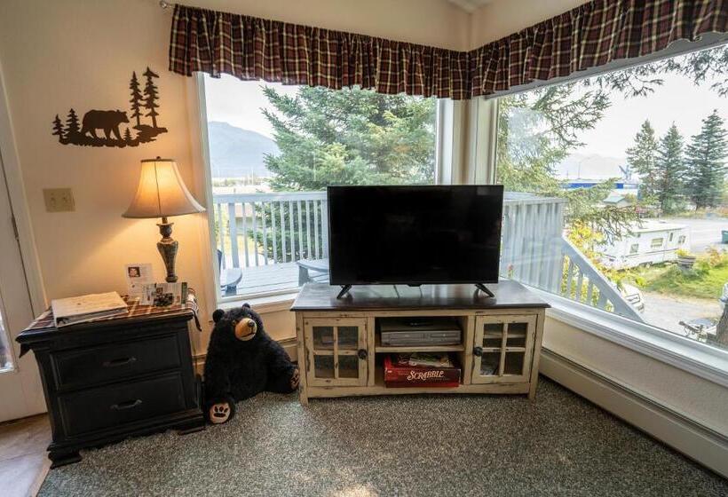 تختخواب و صبحانه Bears Den Alaska Lodging