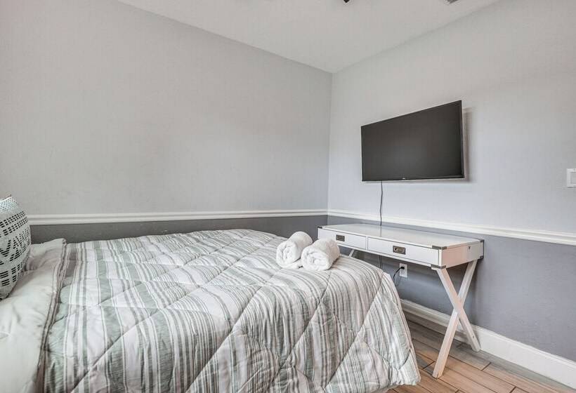 Hollywood Vacation Home W/ Patio & Gas Grill!