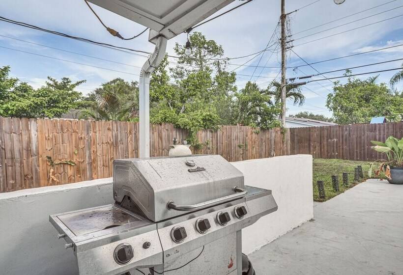 Hollywood Vacation Home W/ Patio & Gas Grill!