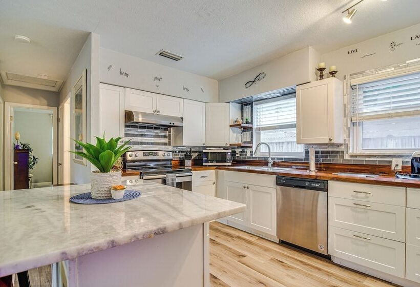 Largo Duplex W/ Patio, Near Beaches & Dining!
