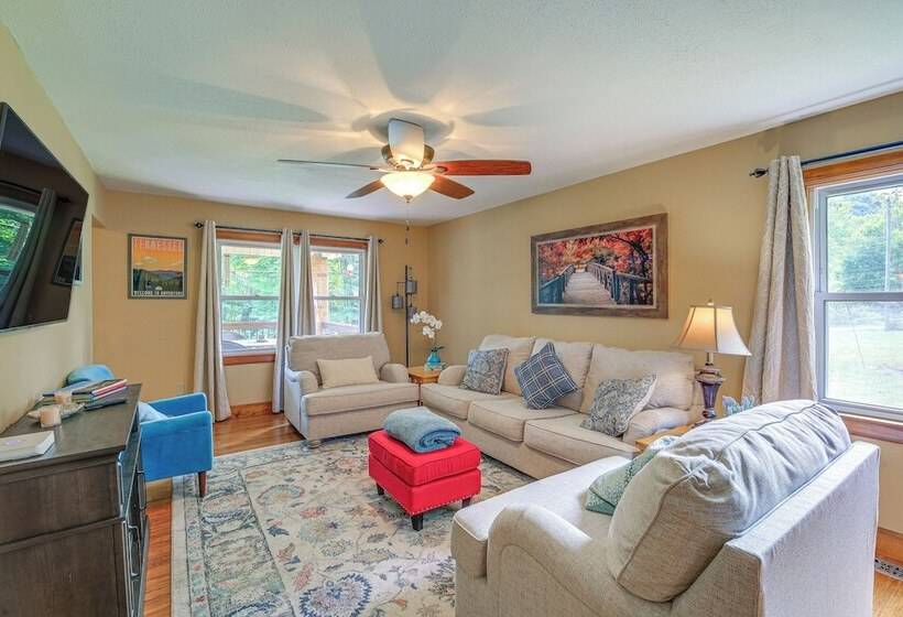 Peaceful Bluff City Retreat W/ Fire Pit & Grill