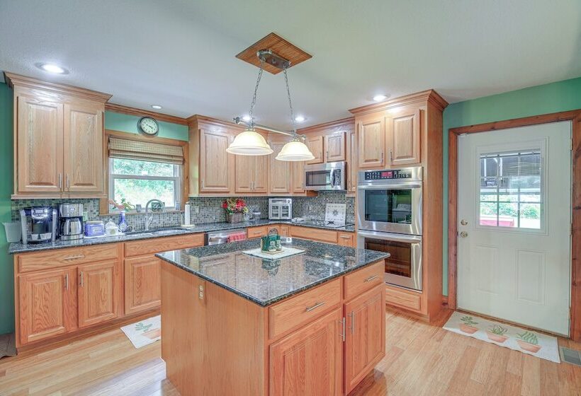 Peaceful Bluff City Retreat W/ Fire Pit & Grill