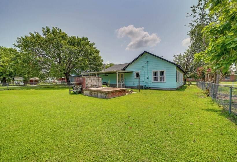 Eufaula Home   Walk To Lake Beach!