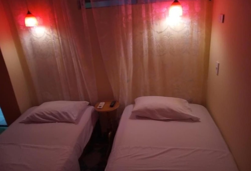 Hostal Manzzanares   Hostel