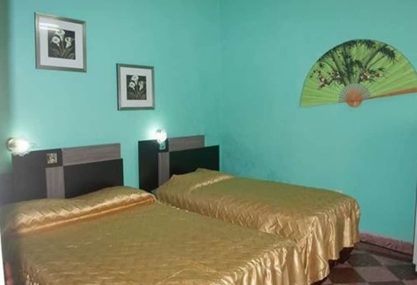Hostal Manzzanares   Hostel
