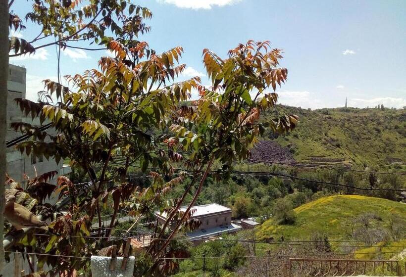 تختخواب و صبحانه Room In The Centre