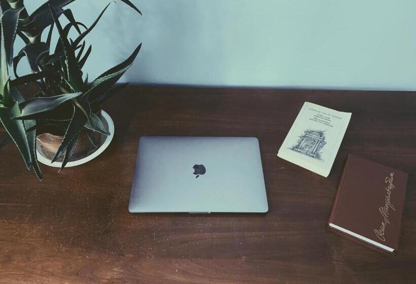 تختخواب و صبحانه Room In The Centre