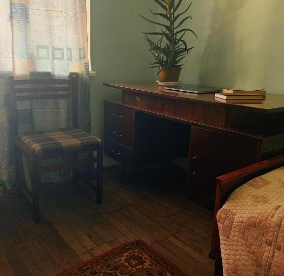 تختخواب و صبحانه Room In The Centre