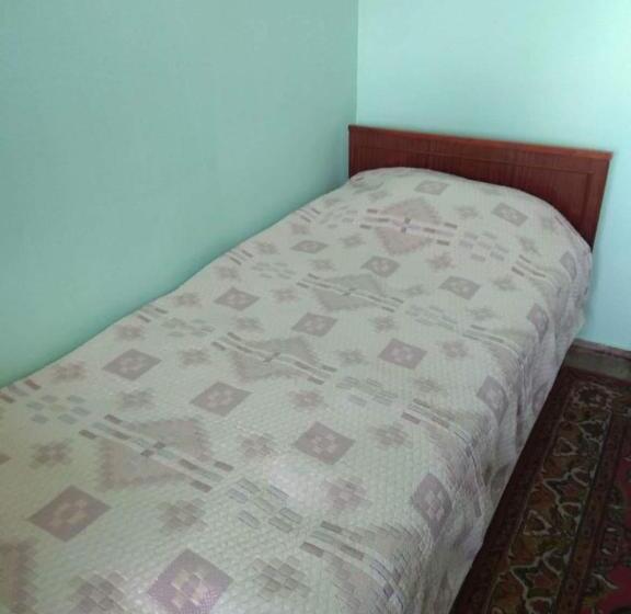 تختخواب و صبحانه Room In The Centre