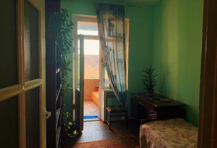 تختخواب و صبحانه Room In The Centre