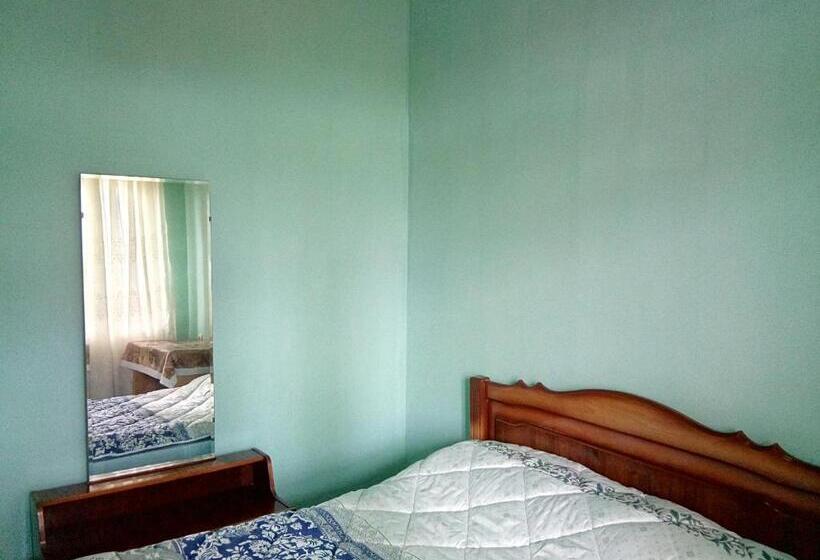 تختخواب و صبحانه Room In The Centre