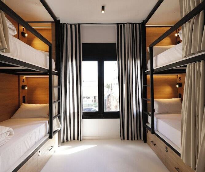 فندق Black And White Hostel Palamós