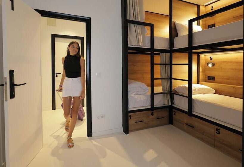 فندق Black And White Hostel Palamós