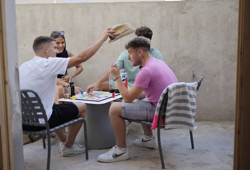 فندق Black And White Hostel Palamós