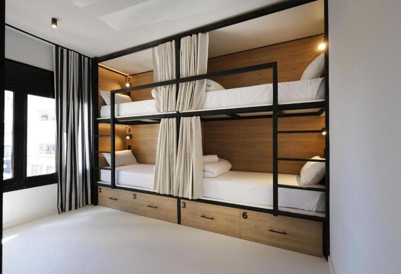 فندق Black And White Hostel Palamós