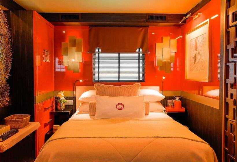 בית מלון כפרי House Of Hütter   Floating Home Goldfinger