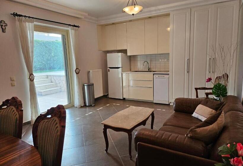بنسيون Room In Guest Room   Guest Apartment Within A Villa In Lagonissi