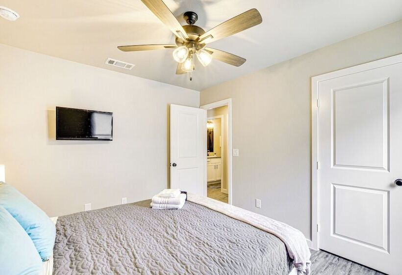 Urbana Cabana:  Modern Home 8 Mi To Texas Tech!