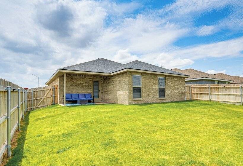 Urbana Cabana:  Modern Home 8 Mi To Texas Tech!