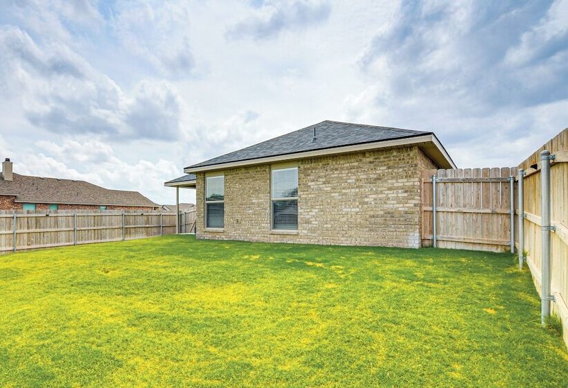 Urbana Cabana:  Modern Home 8 Mi To Texas Tech!