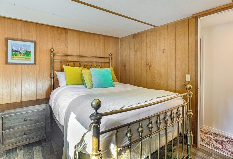 Woodsy Cabin Retreat ~ 4 Mi To Crescent Lake!