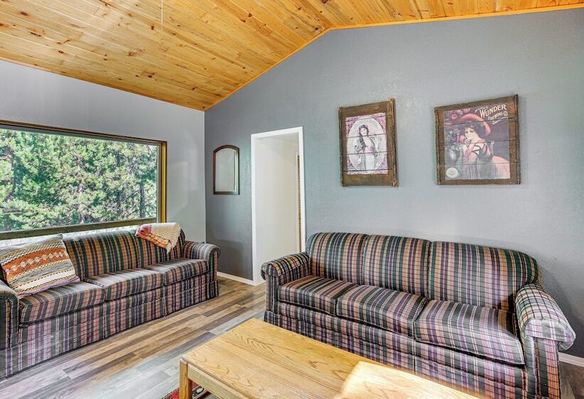 Woodsy Cabin Retreat ~ 4 Mi To Crescent Lake!