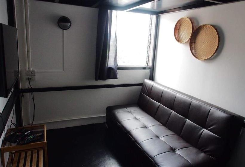 Sleepaholic Hostel