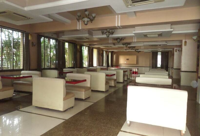 ホテル Neelam Executive