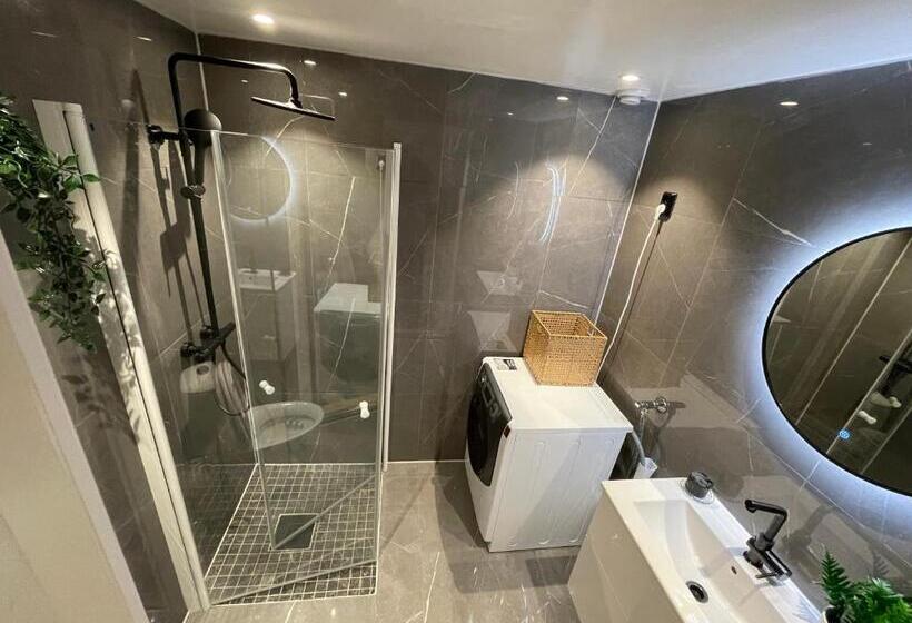 Pensione Happy Days Relaxing Room With Smart Solutions Shared Apartment With One Other Bedroom