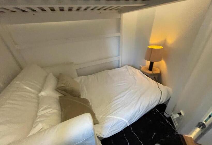 Pensione Happy Days Relaxing Room With Smart Solutions Shared Apartment With One Other Bedroom