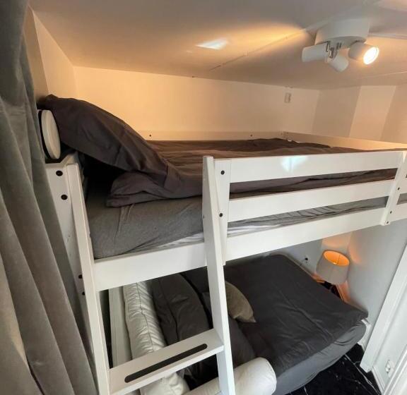 Pensione Happy Days Relaxing Room With Smart Solutions Shared Apartment With One Other Bedroom