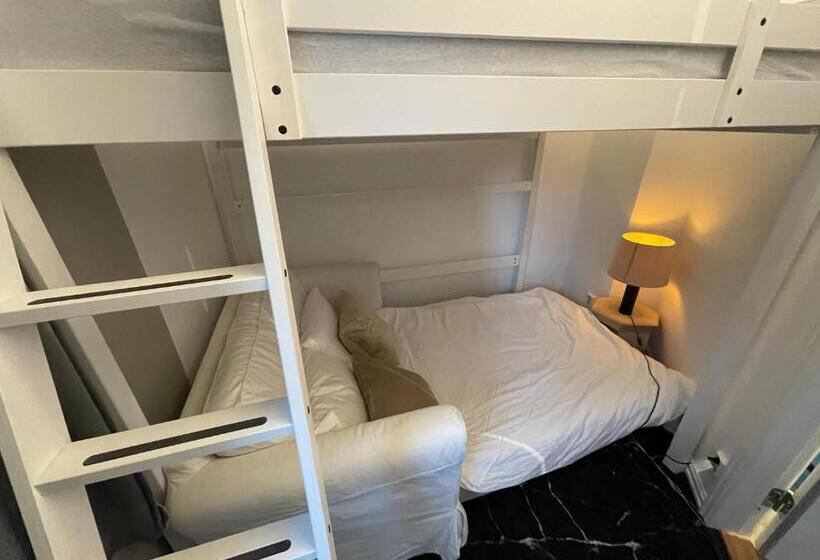 Pensione Happy Days Relaxing Room With Smart Solutions Shared Apartment With One Other Bedroom