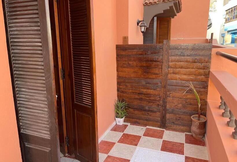 هاستل Wavehouse