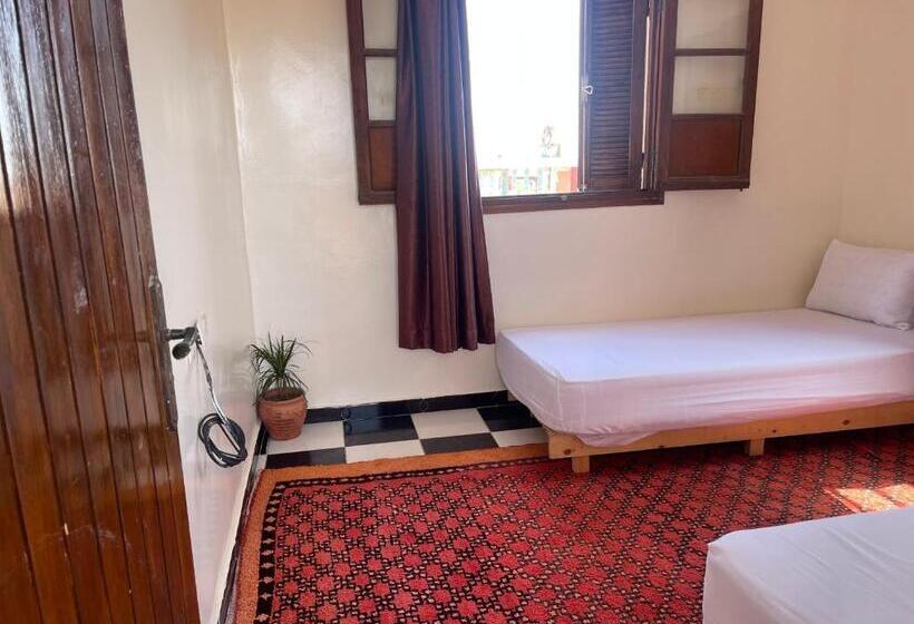 هاستل Wavehouse