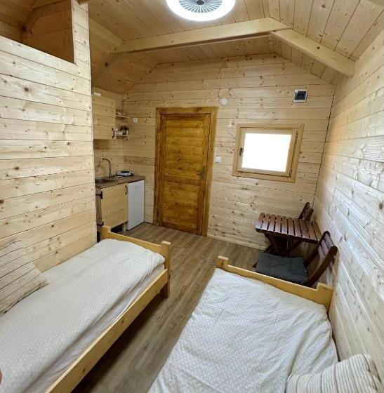 تختخواب و صبحانه Golden Carp Lake