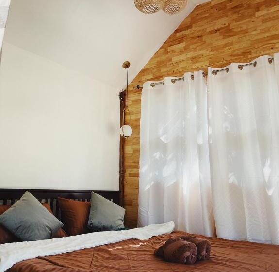 تختخواب و صبحانه สะปัน Riva Camp