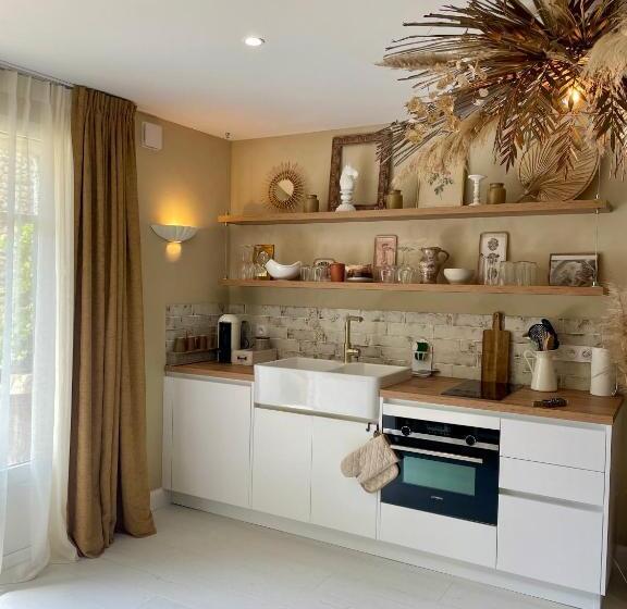 膳宿费 La Suite Drômoise 1809