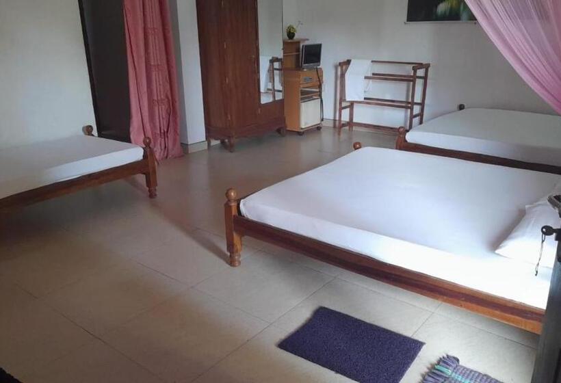 ホテル Indeewaree Lake View Resort