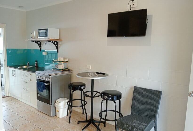 Innisfail Riverfront Motel