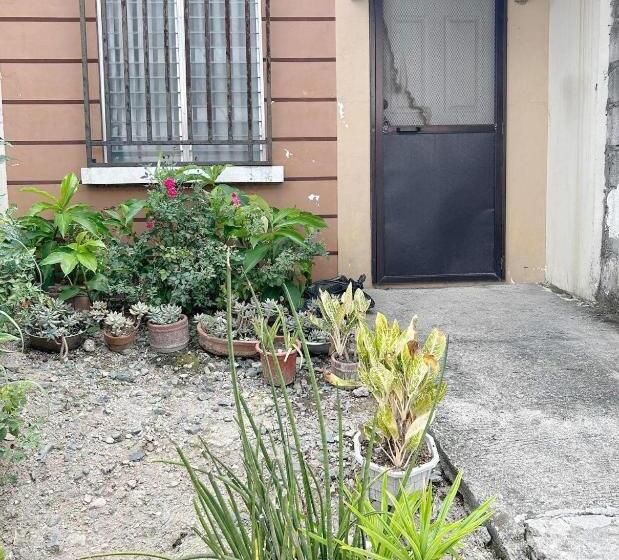 ユースホステル Cozy 2 Bedroom Family House Near Clark & Angeles City
