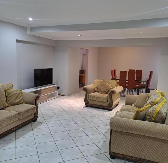 פנסיון Randhart Guesthouse