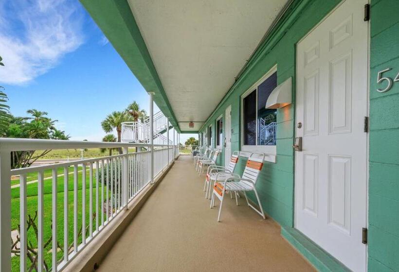 Tropic Terrace Suite #54   Beachfront Resort