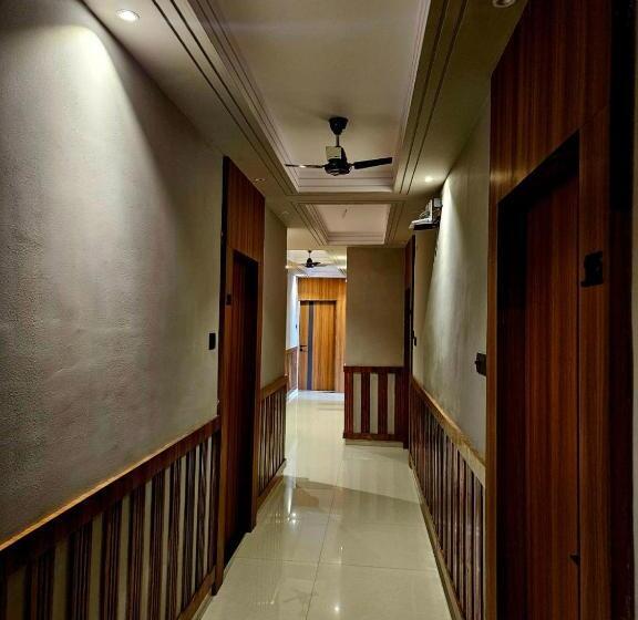 酒店 Vardhaman Inn