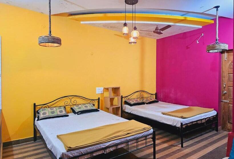 پانسیون Chithralaya Guest House