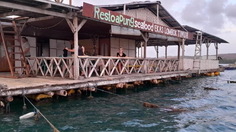 פנסיון Ekas Beach Floating Room And Resto