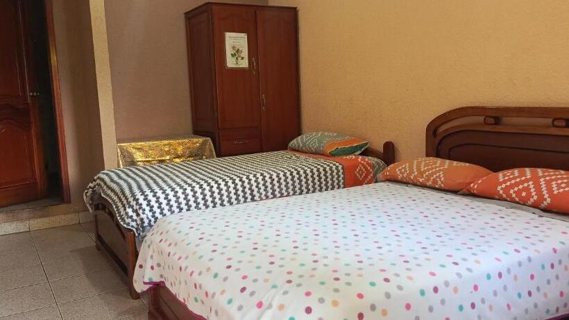 پانسیون Hostal Los Anturios