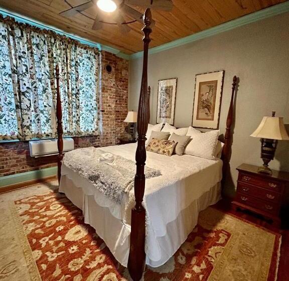 فندق Chipley S Squareview Inn & Venue